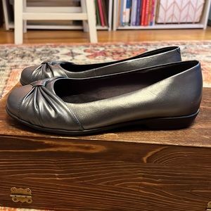 Like-New Walking Cradles “Fall” Pewter Flats (7.5 wide)